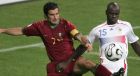 Ο Λουίς Φίγκο, σε αγώνα Πορτογαλία-Γαλλία, μαρκάρεται από τον Λιλιάν Τιράμ
