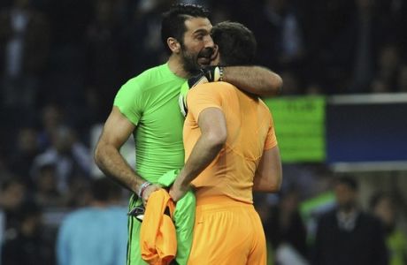 Porto's goalkeeper Iker Casillas, right, and Juventus goalkeeper Gianluigi Buffon hug each other at the end of the Champions League round of 16, first leg, soccer match between FC Porto and Juventus at the Dragao stadium in Porto, Portugal, Wednesday, Feb. 22, 2017. (AP Photo/Paulo Duarte)