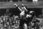 Ο Ντιέγκο Μαραντόνα της Αργεντινής μονομαχεί με τον Πίτερ Σίλτον της Αγγλίας στο περίφημο 'Χέρι του Θεού' τωνπροημιτελικών του Παγκοσμίου Κυπέλλου 1986 στο 'Αζτέκα', Πόλη του Μεξικού, | Κυριακή 22 Ιουνίου 1986