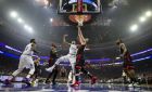 El australiano Ben Simmons, centro izquierda, de los 76ers de Filadelfia, dispara ante el español Marc Gasol, centro derecha, de los Raptors de Toronto, en el tercer juego de la serie en las semifinales de la Conferencia Este de la NBA, el jueves 2 de mayo de 2019, en Filadelfia. (AP Foto/Chris Szagola)