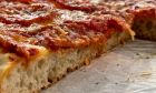 Αφράτη σικελιάνικη πίτσα με πεπερόνι και αντίο ζωή