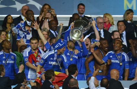 MUNICH, GERMANY - MAY 19:  Frank Lampard of Chelsea lifts the trophy after their victory in the UEFA Champions League Final between FC Bayern Muenchen and Chelsea at the Fussball Arena München on May 19, 2012 in Munich, Germany.  (Photo by Lars Baron/Bongarts/Getty Images)