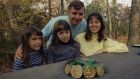 Ο 4 φορές ολυμπιονίκης στον δίσκο Αλ Έρτερ, με τη σύζυγό του, Κορίν, τις κόρες του Κριστιάνα (9) και Γκαμπριέλε (7) στο σπίτι τους στο Γουέστ Ίσλιπ του Λονγκ Άιλαντ, το 1986
