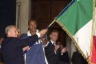 O πρόεδρος της Ιταλίας, Κάρλο Κιάμπι παραδίδει τη σημαία στον Κάρλτον Μάγιερς, πριν τους Αγώνες του 2000, στο Σίδνεϊ. 