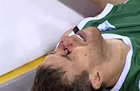 Άσχημος τραυματισμός του Βάθκεθ σε προσπάθεια για κάρφωμα (VIDEO)