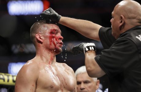 Το πρόσωπο του Νέιτ Ντίαζ ήταν σε πολή κακή κατάσταση, ήδη από τον 1ο γύρο του αγώνα απέναντι στον Χόρχε Μάζβινταλ για το UFC 244, Νέα Υόρκη, Κυριακή 3 Νοεμβρίου 2019