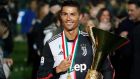 Ο Κριστιάνο Ρονάλντο κρατάει το τρόπαιο του πρωταθλητή Serie A 2018-2019 στη φιέστα της Γιουβέντους στο 'Άλιαντς Στέιντιουμ' του Τορίνο, Τετάρτη 3 Απριλίου 2019