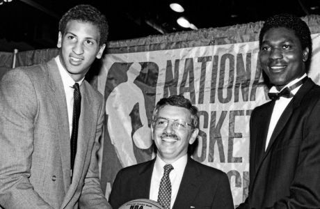 Οι δυο πρώτες επιλογές του 1984 NBA Draft, με τον Ντέιβιντ Στερν. Δεξιά το Νο1, Χακίμ Ολάζουον. Αριστερά το Νο2, Σαμ Μπούι, τον οποίον διάλεξαν οι Μπλέιζερς. Στο Νο3 οι Μπουλς πήραν τον Μάικλ Τζόρνταν. Δεν ήταν το πρώτο λάθος του Πόρτλαντ. Ήταν το μεγαλύτερο.