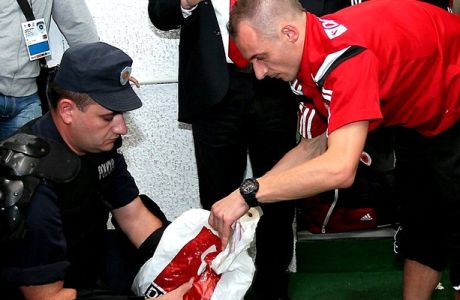 Eψαχναν το τηλεχειριστήριο στις τσάντες των Αλβανών παικτών! (photos)