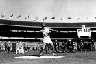Ο Αλ Έρτερ σε στιγμιότυπο του τελικού της δισκοβολίας στους Ολυμπιακούς Αγώνες 1956 στο 'Μέλμπουρν Κρίκετ Γκράουντ', Μελβούρνη | Τρίτη 27 Νοεμβρίου 1956