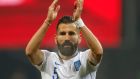 Ο Δημήτρης Σιόβας της Εθνικής Ελλάδας χαιρετάει το κοινό μετά από το παιχνίδι με τη Βοσνία στη Ζένιτσα για τους προκριματικούς ομίλους του Euro 2020, Τρίτη 26 Μαρτίου 2019