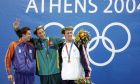 Οι Πίτερ φαν ντεν Χόχενμπαντ, Ίαθ Θορπ και Μάικλ Φελπς κατά την απονομή των μεταλλίων των 200μ. ελεύθερο για την κολύμβηση των Ολυμπιακών Αγώνων 2004 στο Ολυμπιακό Κέντρο Υγρού Στίβου | Δευτέρα 16 Αυγούστου 2004