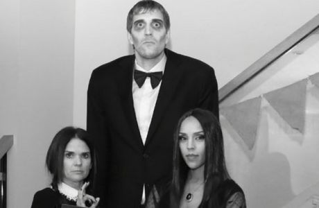 Ο Νοβίτσκι ντύθηκε "Addams Family"