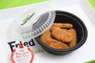 Αυτό είναι το προϊόν  Beyond Fried Chicken της Beyond Meat, με τη συνεργασία της Kentucky Fried Chicken.