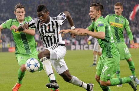 Juventus' Paul Lamine Pogba (C) fights for the ball with Borussia Monchengladbach's Andreas Christensen (L) and Julian Korb (R) during their Champions League Group D soccer match at Juventus Stadium in Turin October 21, 2015. REUTERS/Giorgio Perottino 