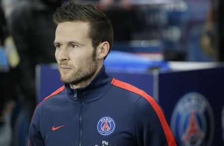Paris' French midfielder Yohan Cabaye looks on prior to a French L1 football match between Paris Saint-Germain (PSG) and Bordeaux (FCGB) on January 31, 2014 at the Parc des Princes stadium in Paris.   AFP PHOTO / KENZO TRIBOUILLARD        (Photo credit should read KENZO TRIBOUILLARD/AFP/Getty Images)