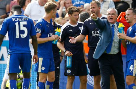 Leicester City's manager Claudio Ranieri, second right, gives instructions to Danny Drinkwater during the English Premier League soccer match  against Sunderland at the King Power Stadium, Leicester, England  Saturday Aug. 8, 2015.  (Paul Harding/PA  via AP)  UNITED KINGDOM OUT  NO SALES NO ARCHIVE