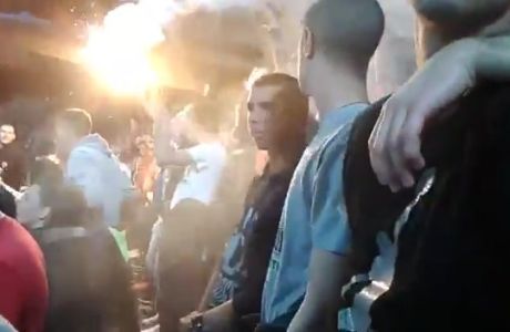 Ντοκουμέντο: Το καπνογόνο στον Ακινφέεβ μέσα από την εξέδρα! (VIDEO)