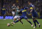 Dudu of Brazil's Palmeiras, left, fights for the ball with Wilmar Barrios of Argentina's Boca Juniors during a Copa Libertadores semifinal first leg soccer match in Buenos Aires, Argentina, Wednesday, Oct. 24, 2018. (AP Photo/Gustavo Garello)