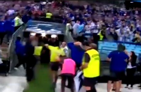 Ελλάδα έγιναν στην Αυστραλία:Τραυματισμοί διαιτητών από μπουκάλια (VIDEO)