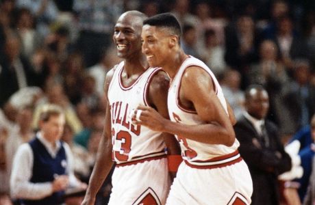 Ο Μάικλ Τζόρνταν και ο Σκότι Πίπεν των Σικάγο Μπουλς σε στιγμιότυπο της αναμέτρησης με τους Φιλαδέλφεια Σίξερς για τους ημιτελικούς της Ανατολής στο NBA 1989-1990 στο 'Σικάγο Στέιντιουμ', Σικάγο, Πέμπτη 17 Μαΐου 1990