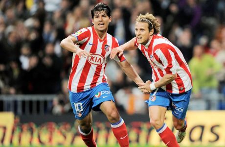 Αγουέρο και Φορλάν πανηγυρίζουν ένα γκολ του δεύτερου σε ματς της Ατλέτικο με τη Ρεάλ Μαδρίτης στο "Μπερναμπέου" (7/3/2009).