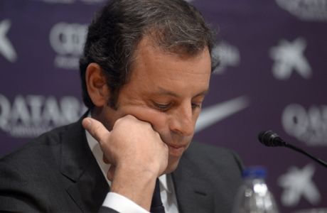 FC Barcelona's president Sandro Rosell, looks down during a press conference at the Camp Nou stadium in Barcelona, Spain, Thursday, Jan 23, 2014. Sandro Rosell is stepping down as president of Barcelona a day after a judge agreed to hear a lawsuit accusing him of allegedly hiding the cost of the transfer of Brazil striker Neymar. Rosell says he is resigning after an emergency meeting with Barcelona's board of directors on Thursday. Rosell says vice president Josep Bartomeu will take his place as president and finish the term that expires in 2016. Elected in 2010 to replace outgoing president Joan Laporta, Rosell said last April he planned to run for re-election in 2016. (AP Photo/Manu Fernandez)