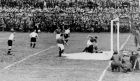 Ο Ιταλός επιθετικός Γκουάιτα σκοράρει το μοναδικό γκολ των Ιταλών στον ημιτελικό του Παγκοσμίου Κυπέλλου του '34 με την Αυστρία