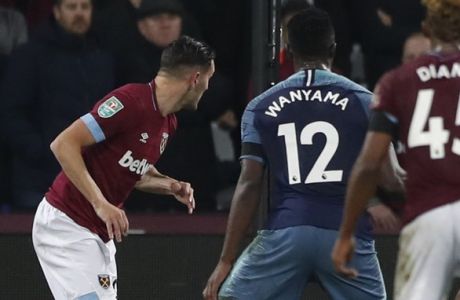 West Ham United's Lucas Perez, far left, scores his side's opening goal during the English League Cup 4th round soccer match between West Ham United and Tottenham Hotspur at the London stadium in London, Wednesday, Oct. 31, 2018. (AP Photo/Alastair Grant)