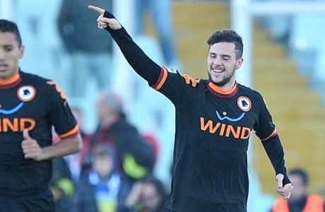 AS Roma Mattia Destro (R) celebrates with his temmates after scoring the 0-1 during the Serie A soccer match between Pescara and AS Roma at Adriatico stadium in Pescara, Italy, 25 November 2012 .   ANSA/MASSIMILIANO SCHIAZZA