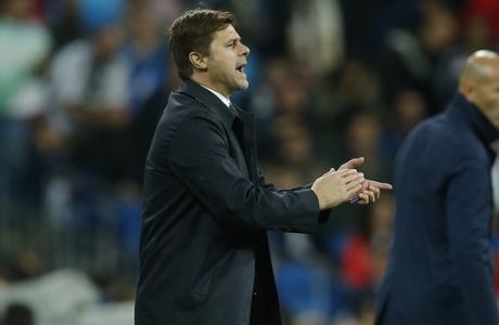 Tottenham coach Mauricio Pochettino applauds next to Real Madrid's head coach Zinedine Zidane during a Group H Champions League soccer match between Real Madrid and Tottenham Hotspur at the Santiago Bernabeu stadium in Madrid, Tuesday Oct. 17, 2017. (AP Photo/Paul White)