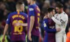 Λιονέλ Μέσι και Σέρχιο Ράμος στο τέλος της αναμέτρησης Μπαρτσελόνα - Ρεάλ Μαδρίτης, στον ημιτελικό του Copa del Rey στο 'Camp Nou' της Βαρκελώνης | 06/02/2019 (AP Photo/Manu Fernandez)
