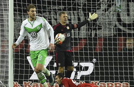 Wolfsburg's Danish forward Nicklas Bendtner (L) runs after scoring during the German first division Bundesliga football match Wolfsburg vs Leverkusen in Wolfsburg on October 31, 2015. 
AFP PHOTO / TOBIAS SCHWARZ

RESTRICTIONS: DURING MATCH TIME: DFL RULES TO LIMIT THE ONLINE USAGE TO 15 PICTURES PER MATCH AND FORBIDS IMAGE SEQUENCES TO SIMULATE VIDEO.
== RESTRICTED TO EDITORIAL USE ==
FOR FURTHER QUERIES PLEASE CONTACT DFL DIRECTLY AT + 49 69 650050.        (Photo credit should read TOBIAS SCHWARZ/AFP/Getty Images)