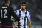 Porto's Andre Silva, right, looks at Leicester goalkeeper Ben Hamer during a Champions League group G soccer match between FC Porto and Leicester City at the Dragao stadium in Porto, Portugal, Wednesday, Dec. 7, 2016. Silva scored twice in Porto's 5-0 win. (AP Photo/Paulo Duarte)