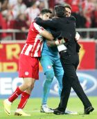 Μίτσελ, Μανωλάς και Ρομπέρτο, αγκαλιασμένοι μετά το 1-0 του Ολυμπιακού επί της Μπενφίκα (5/11/2013).