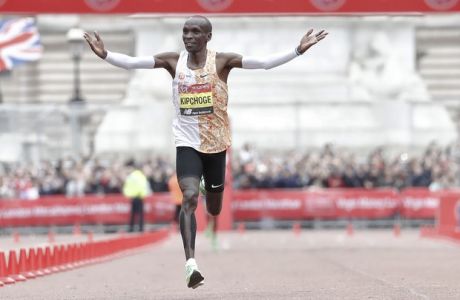 Kenya's Eliud Kipchoge wins the first place in the men's race at the 39th London Marathon in London, Sunday, April 28, 2019. (AP Photo/Alastair Grant)