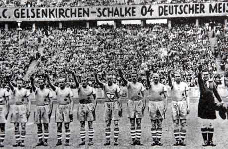 Ο τελικός του γερμανικού πρωταθλήματος το 1939 διεξήχθη ανάμεσα σε Σάλκε και Αντμίρα. Στις 11 Απριλίου του 2005, η Σάλκε δημοσίευσε μια έρευνα με την ιστορία του συλλόγου στην διάρκεια του Τρίτου Ράιχ. Είναι η πρώτη ομάδα της Bundesliga που έξετασε το παρελθόν της ουδέτερα, στη σύγχρονη ιστορία της Γερμανίας. Τα αποτελέσματα βρίσκονται στο βιβλίο 360 σελίδων "Ανάμεσα στο μπλε και το λευκό είναι το γκρι", των εκδόσεων Klartext Verlag. (AP Photo/Klartext Verlag)