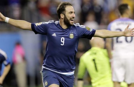 FILE.- In this June 21, 2016 file photo Argentina forward Gonzalo Higuain celebrates his goal against the United States during a Copa America Centenario soccer semifinal in Houston. Italian champion Juventus says it has signed Argentina striker Gonzalo Higuain from Serie A rival Napoli for 90 million euros ($99 million). (AP Photo/Eric Gay)