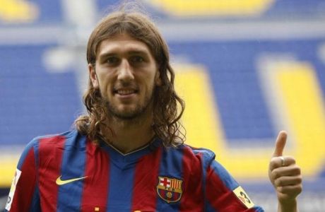 Barcelona's new signing Dmytro Chygrynskiy poses during his official presentation at Nou Camp stadium in Barcelona August 31, 2009. REUTERS/Albert Gea (SPAIN SPORT SOCCER)