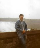 Ο Γιάννης Φιλέρης στο Τορόντο το 1994, με φόντο τους καταράκτες του Νιαγάρα