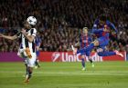 Barcelona's Neymar, right, attempts a shot at goal past Juventus' Giorgio Chiellini during the Champions League quarterfinal second leg soccer match between Barcelona and Juventus at Camp Nou stadium in Barcelona, Spain, Wednesday, April 19, 2017. (AP Photo/Emilio Morenatti)