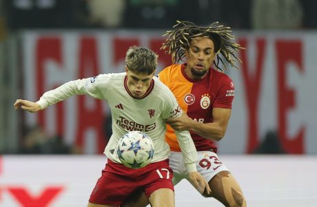 Manchester United's Alejandro Garnacho, left, challenges for the ball with Galatasaray's Sacha Boey during the Champions League group A soccer match between Galatasaray and Manchester United in Istanbul, Turkey, Wednesday, Nov. 29, 2023. (AP Photo)
