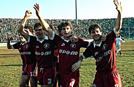 Παίκτες της Λάρισας πανηγυρίζουν νίκη που τους φέρνει πιο κοντά στην κατάκτηση του πρωταθλήματος της σεζόν 1987-1988
