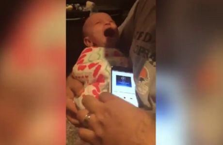 Η απίστευτη αντίδραση μωρού στον ύμνο του Champions League!