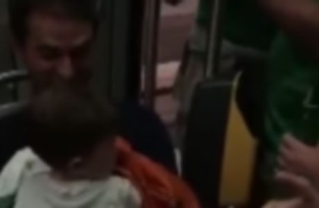 Ιρλανδοί οπαδοί νανούρισαν μωρό μέσα σε τρένο