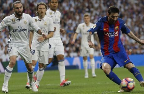 Barcelona's Lionel Messi, right, scores during a Spanish La Liga soccer match between Real Madrid and Barcelona, dubbed 'el clasico', at the Santiago Bernabeu stadium in Madrid, Spain, Sunday, April 23, 2017. (AP Photo/Francisco Seco)