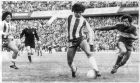 Ο Γκιγέρμο Όγιος (στο κέντρο) με τη φανέλα της Ταγέρες δε Κόρδοβα και το νούμερο "10", σε αγώνα με την Μπόκα Τζούνιορς στην "Μπομπονέρα" (1980). Ήταν το τελευταίο παιχνίδι του Γκιγέρμο που παρακολούθησε ο πατέρας του, πριν πεθάνει...