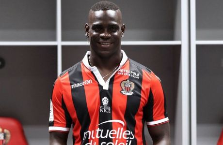 Nice's football club new signing Italian forward Mario Balotelli poses on September 2, 2016 at the Allianz Riviera stadium in Nice, southeastern France. / AFP / VALERY HACHE        (Photo credit should read VALERY HACHE/AFP/Getty Images)