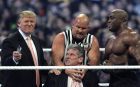 Ο Βινς ΜακΜάχον έχει παγιδευτεί από τον Στιβ Όστιν ενώ ο Ντόναλντ Τραμπ ετοιμάζεται να του κόψει τα μαλλιά και ο Μπόμπι Λάσλι παρακολουθεί. Στιγμιότυπο από την Wrestlemania 23. Ο Ντόναλντ Τραμπ είναι ο πρώτος πρόεδρος των ΗΠΑ που δανείστηκε στοιχεία και τακτικές από το wrestling για τις δημόσιες τοποθετήσεις του στα media