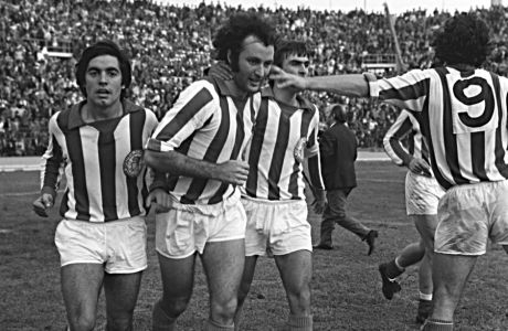 Τριαντάφυλλος, Λοσάντα, Δεληκάρης και Αργυρούδης πανηγυρίζουν ένα γκολ του Ολυμπιακού τη σεζόν 1972-73